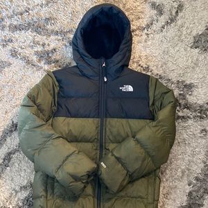 North face 550 Boys Size 10-12 Hunter green great clean condition slightly used